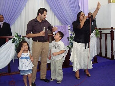 MINISTRANDO JUNTO A MEU ESPOSO PR.ARLINDO CAMPELLO E FILHOS ARTHUR E VICTÓRIA CAMPELLO.